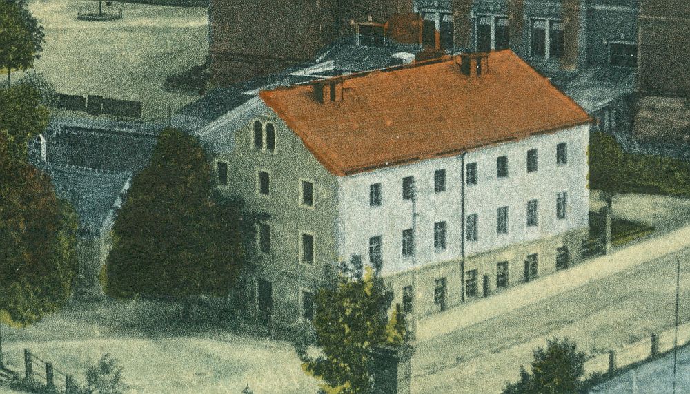 Dr.-Albert-Dietze-Stra&szlig;e 1 (bis 1927 S&uuml;dstra&szlig;e 1, 1927-1937 Pirnaer Stra&szlig;e 49)  Radeberg