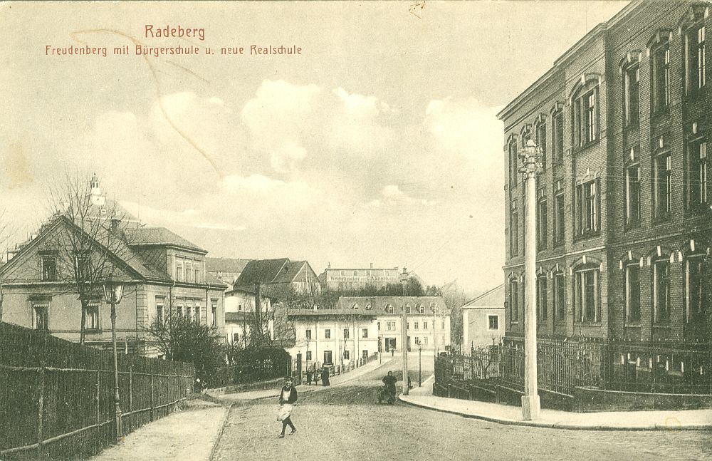 Dr.-Albert-Dietze-Straße, Höhe Schule (bis 1927 Südstraße, 1937 Pirnaer Straße) Radeberg Dr.-Albert-Dietze-Straße, Höhe Schule (bis 1927 Südstraße, 1937 Pirnaer Straße) Radeberg