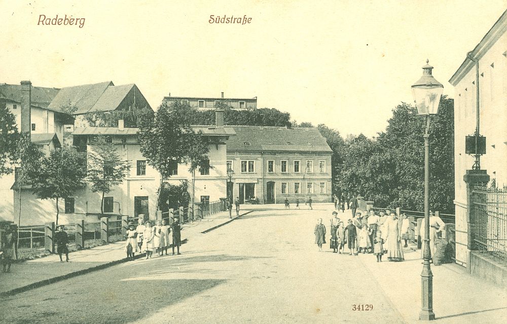 Dr.-Albert-Dietze-Straße, Höhe Schule (bis 1927 Südstraße, 1937 Pirnaer Straße) Radeberg Dr.-Albert-Dietze-Straße, Höhe Schule (bis 1927 Südstraße, 1937 Pirnaer Straße) Radeberg