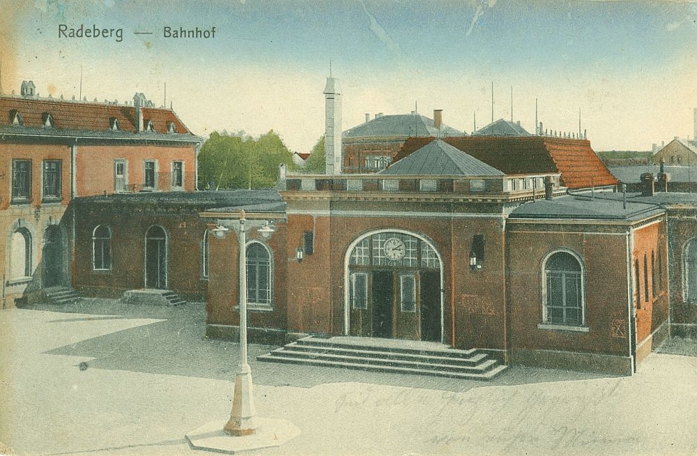Am Bahnhof 2 (vor 1905 Bahnhofstra&szlige 10, 1905 Am Bahnhof 1, 1910 - 1927 Bahnhof 1, 1937 Am Bahnhof 1)  Radeberg