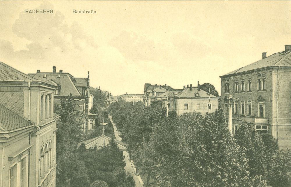 Badstraße 8 (vor 1905 Badstraße 19, 1905 - 1933 Badstraße 8, 1933 - 1945 Adolf-Hitler-Straße 8) Radeberg Badstraße 8 (vor 1905 Badstraße 19, 1905 - 1933 Badstraße 8, 1933 - 1945 Adolf-Hitler-Straße 8) Radeberg