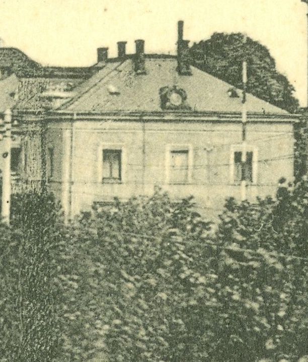Badstraße 8 (vor 1905 Badstraße 19, 1905 - 1933 Badstraße 8, 1933 - 1945 Adolf-Hitler-Straße 8) Radeberg Badstraße 8 (vor 1905 Badstraße 19, 1905 - 1933 Badstraße 8, 1933 - 1945 Adolf-Hitler-Straße 8) Radeberg