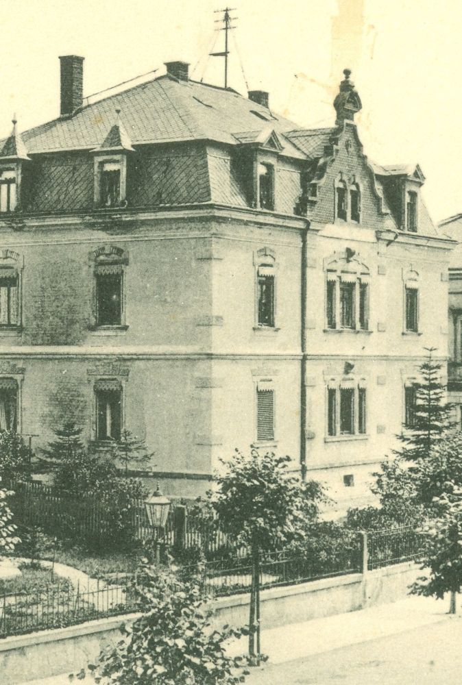 Badstraße 12 (vor 1905 Badstraße 17, 1905 - 1933 Badstraße 12, 1933 - 1945 Adolf-Hitler-Straße 12) Radeberg Badstraße 12 (vor 1905 Badstraße 17, 1905 - 1933 Badstraße 12, 1933 - 1945 Adolf-Hitler-Straße 12) Radeberg
