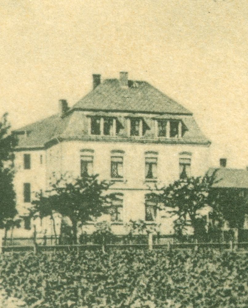 Badstraße 55 (vor 1920 Lotzdorf 71B, 1920 - 1933 Badstraße 49, 1933 - 1945 Adolf-Hitler-Straße 55) Radeberg Badstraße 55 (vor 1920 Lotzdorf 71B, 1920 - 1933 Badstraße 49, 1933 - 1945 Adolf-Hitler-Straße 55) Radeberg