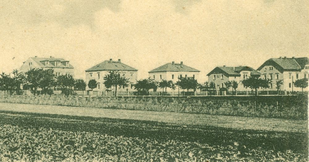 Badstraße 61 (vor 1920 Lotzdorf 81, 1920 - 1933 Badstraße 55, 1933 - 1945 Adolf-Hitler-Straße 61) Radeberg Badstraße 61 (vor 1920 Lotzdorf 81, 1920 - 1933 Badstraße 55, 1933 - 1945 Adolf-Hitler-Straße 61) Radeberg