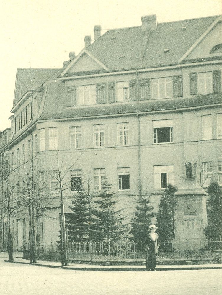 Bahnhofstra&szlig;e 20 und 21 / Dresdener Stra&szlig;e 19 (bis 1927 Fabrikstra&szlig;e 1)  Radeberg