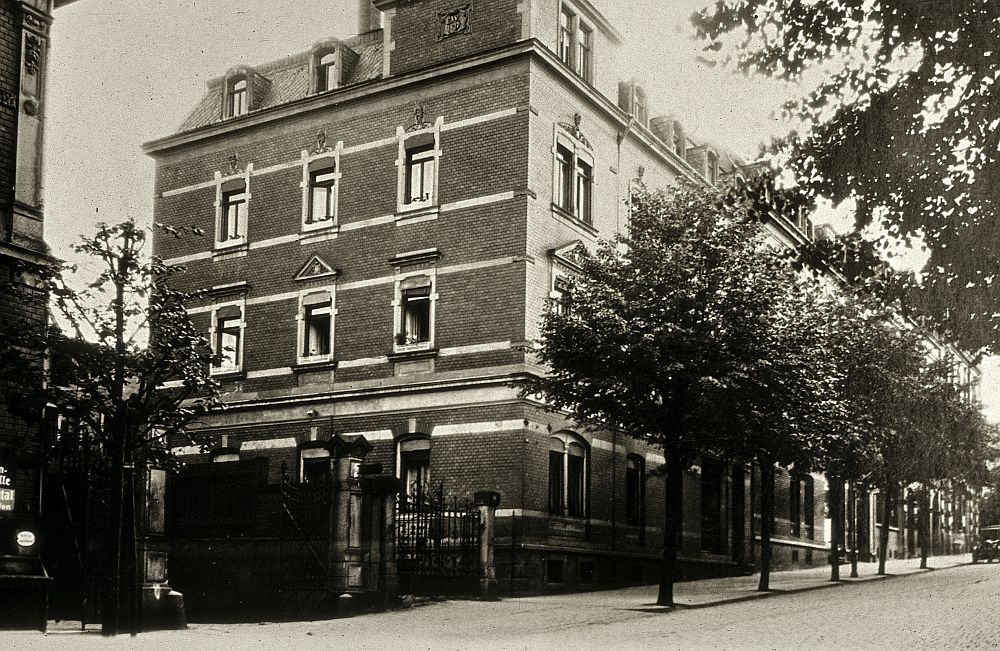 Dresdener Straße 11 (bis 1905 Dresdener Straße 21d, 1910 - 1927 Dresdener Straße 55) Radeberg Dresdener Straße 11 (bis 1905 Dresdener Straße 21d, 1910 - 1927 Dresdener Straße 55) Radeberg