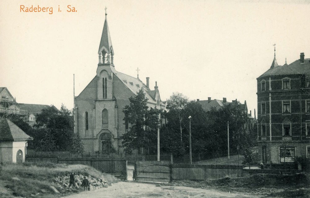 Dresdener Straße 31 (vor 1905 Fabrik-<br>straße 4a, 1905 - 1927 Fabrikstraße 13) / Straße des Friedens (Goldbachstraße) Radeberg Dresdener Straße 31 (vor 1905 Fabrik-<br>straße 4a, 1905 - 1927 Fabrikstraße 13) / Straße des Friedens (Goldbachstraße) Radeberg