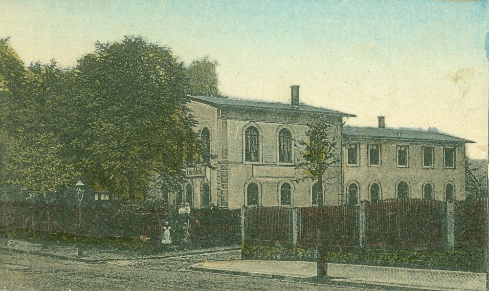 Dresdener Stra&szlig;e 34 (vor 1903 Fabrikstra&szlig;e 23, 1903 - 1927 Fabrik-Stra&szlig;e 34)  Radeberg