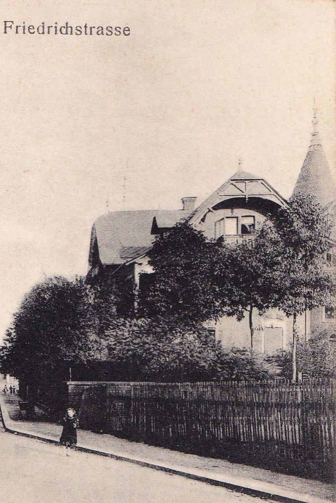 Dr. Rudolf-Friedrichs-Stra&szlig;e 24 (bis 1920 Lotzdorf 58P, 1920 - 1927 Friedrich-Stra&szlig;e 20, 1927 - 1945 Friedrichstra&szlig;e 24)  Radeberg