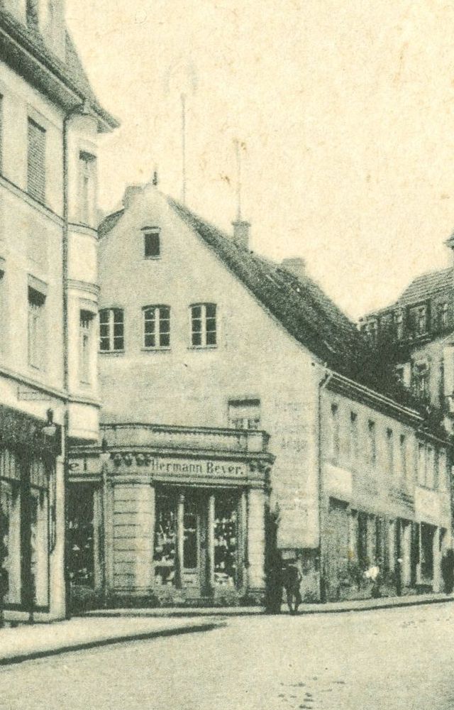 Hauptstra&szlig;e 32 (bis 1910 Dresdener Stra&szlig;e 38, 1910 - 1927 Dresdener Stra&szlig;e 10) / Schulstra&szlig;e  Radeberg