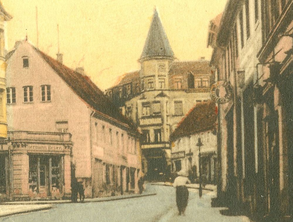 Hauptstraße 32 (vor 1910 Dresdener Straße 38, 1910 - 1927 Dresdener Straße 10) / Schulstraße Radeberg Hauptstraße 32 (vor 1910 Dresdener Straße 38, 1910 - 1927 Dresdener Straße 10) / Schulstraße Radeberg