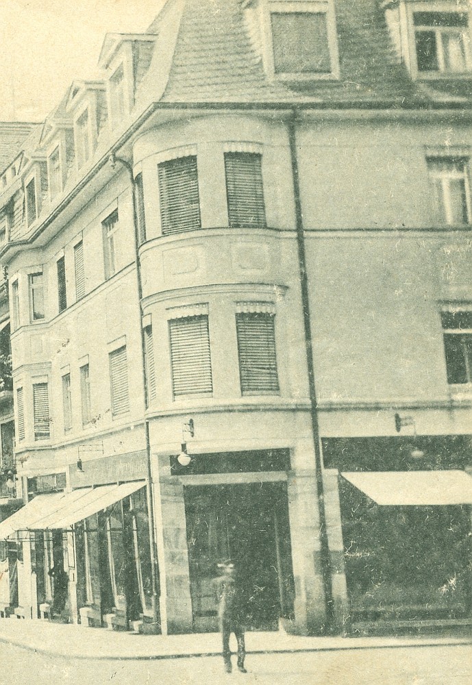Hauptstraße 34 (1787 HNr. 247, vor 1910 Dresdener Straße 37, 1910 - 27 Dresdener Straße 12) / Schulstraße Radeberg Hauptstraße 34 (1787 HNr. 247, vor 1910 Dresdener Straße 37, 1910 - 27 Dresdener Straße 12) / Schulstraße Radeberg