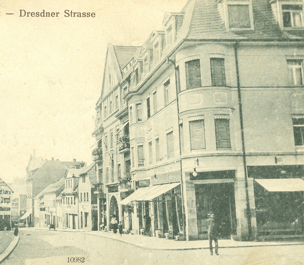 Hauptstraße 34 (1787 HNr. 247, vor 1910 Dresdener Straße 37, 1910 - 27 Dresdener Straße 12) / Schulstraße Radeberg Hauptstraße 34 (1787 HNr. 247, vor 1910 Dresdener Straße 37, 1910 - 27 Dresdener Straße 12) / Schulstraße Radeberg