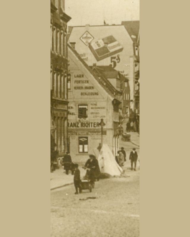 Hauptstraße 56 (1787 HNr. 223-224, vor 1910 Dresdener Straße 24, 1910 - 1927 Dresdener Straße 34) Radeberg Hauptstraße 56 (1787 HNr. 223-224, vor 1910 Dresdener Straße 24, 1910 - 1927 Dresdener Straße 34) Radeberg