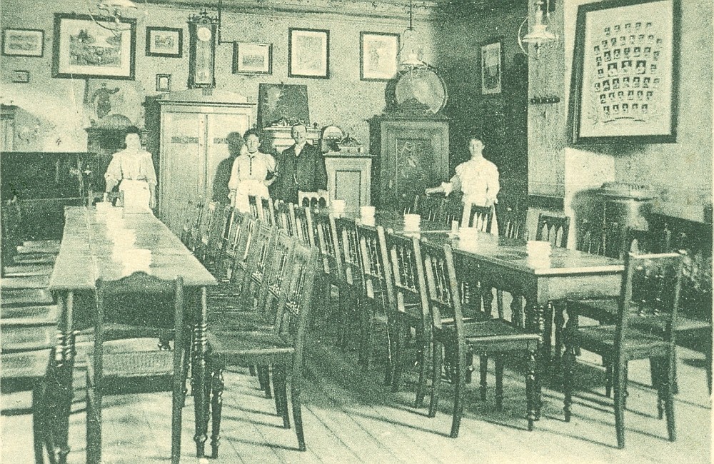 Hauptstra&szlig;e 24 (bis 1910 Dresdener Stra&szlig;e 42, 1910 - 1927 Dresdener Stra&szlig;e 2)  Radeberg