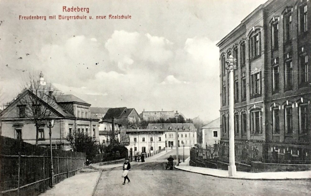 Pestalozzistraße 1 (Kaiser-Wilhelm-Straße 1) / Dr.-Albert-Dietze-Straße (Südstraße)  Radeberg