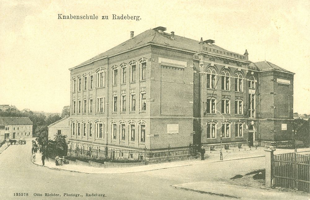 Pestalozzistra&szlig;e 1 (Kaiser-Wilhelm-Stra&szlig;e 1) / Dr.-Albert-Dietze-Stra&szlig;e (S&uuml;dstra&szlig;e)  Radeberg