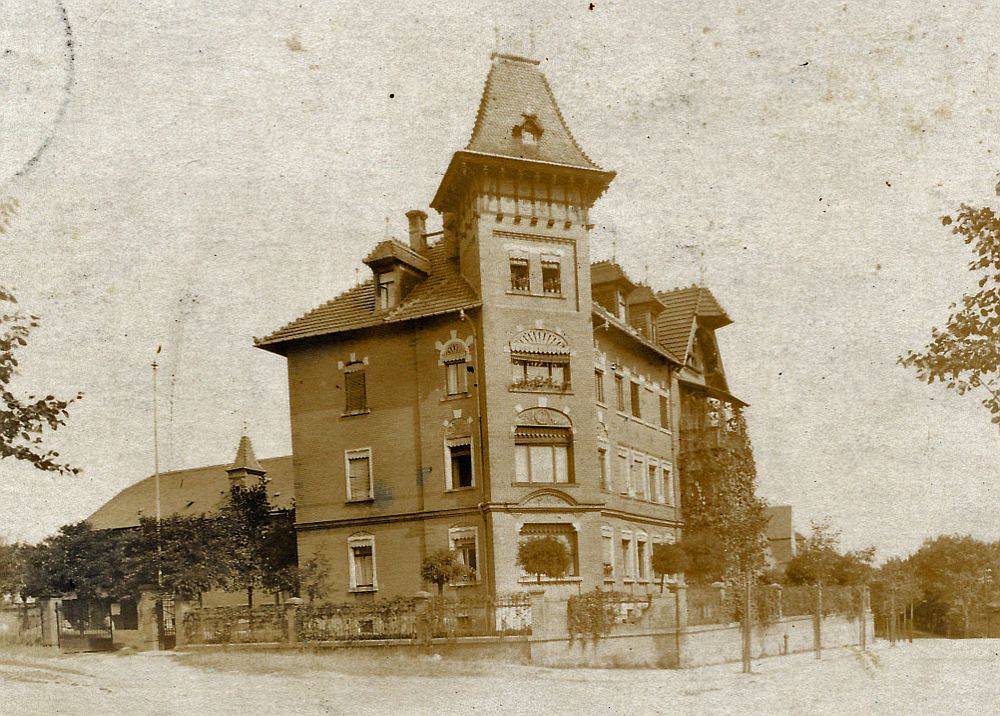 Pulsnitzer Straße 47 (1905 Pulsnitzer Str. 14a, 1910-27 Pulsnitzer Straße 29) / Bruno-Thum-Weg  Radeberg