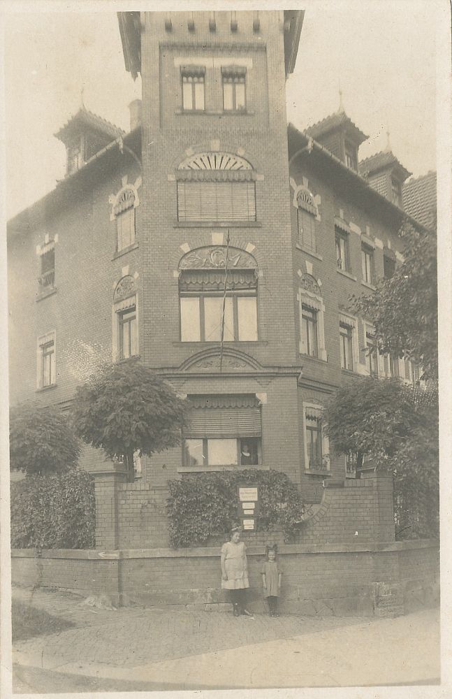 Pulsnitzer Straße 47 (1905 Pulsnitzer Str. 14a, 1910-27 Pulsnitzer Straße 29) / Bruno-Thum-Weg  Radeberg