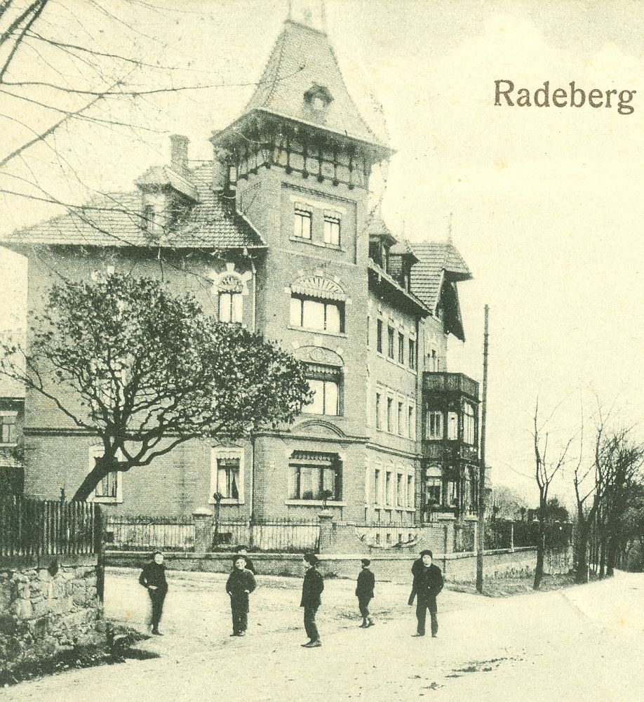Pulsnitzer Stra&szlig;e 47 (1905 Pulsnitzer Str. 14a, 1910-27 Pulsnitzer Stra&szlig;e 29) / Bruno-Thum-Weg  Radeberg