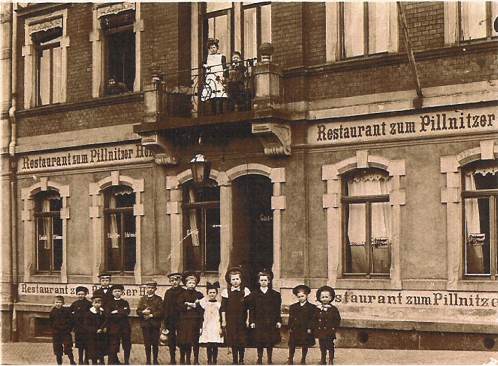Rathenaustraße 11 (vor 1903 Pillnitzer Straße 43, 1903 König Albert-Straße 11, 1927 Rathenaustraße 11, 1937 Albertstraße 11) Radeberg Rathenaustraße 11 (vor 1903 Pillnitzer Straße 43, 1903 König Albert-Straße 11, 1927 Rathenaustraße 11, 1937 Albertstraße 11) Radeberg