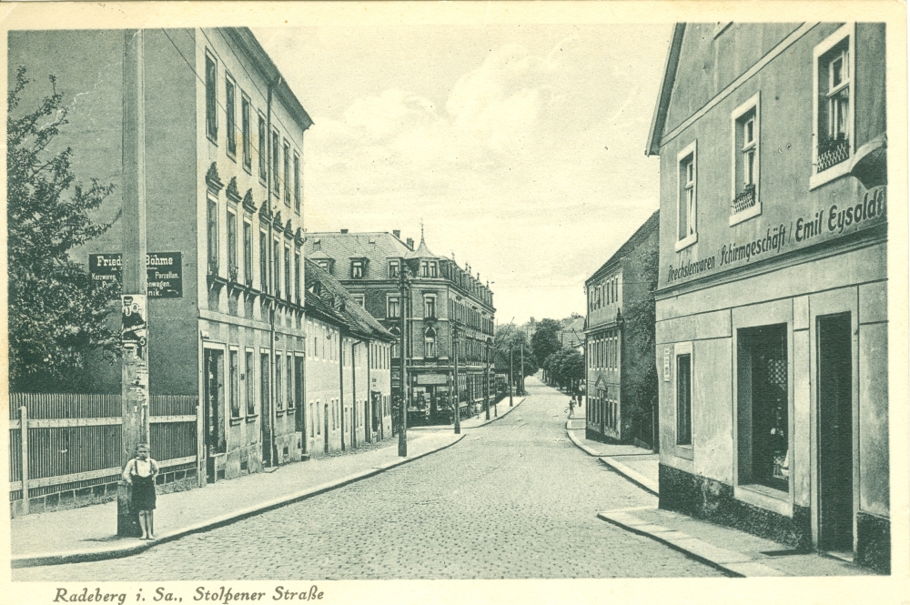 Stolpener Stra&szlig;e von der Pirnaer Stra&szlig;e stadtausw&auml;rts gesehen  Radeberg